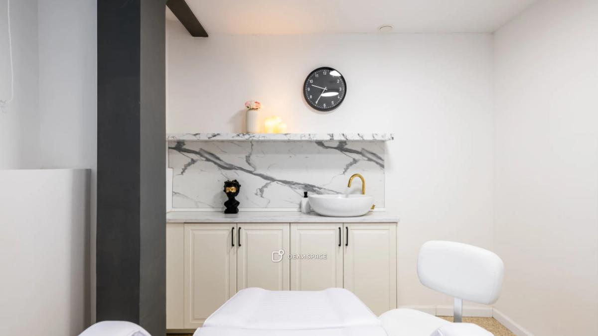 Стильный кабинет с кушеткой и мокрой точкой на Добрынинской - Фото №5