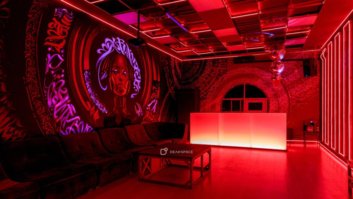 Лофт Cyberpunk с пилоном, караоке и PS 5 на Бауманской - Фото №10