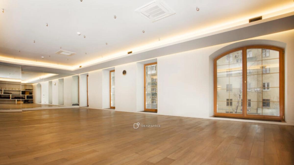 Зал с панорамными окнами на Арбатской - Фото №1