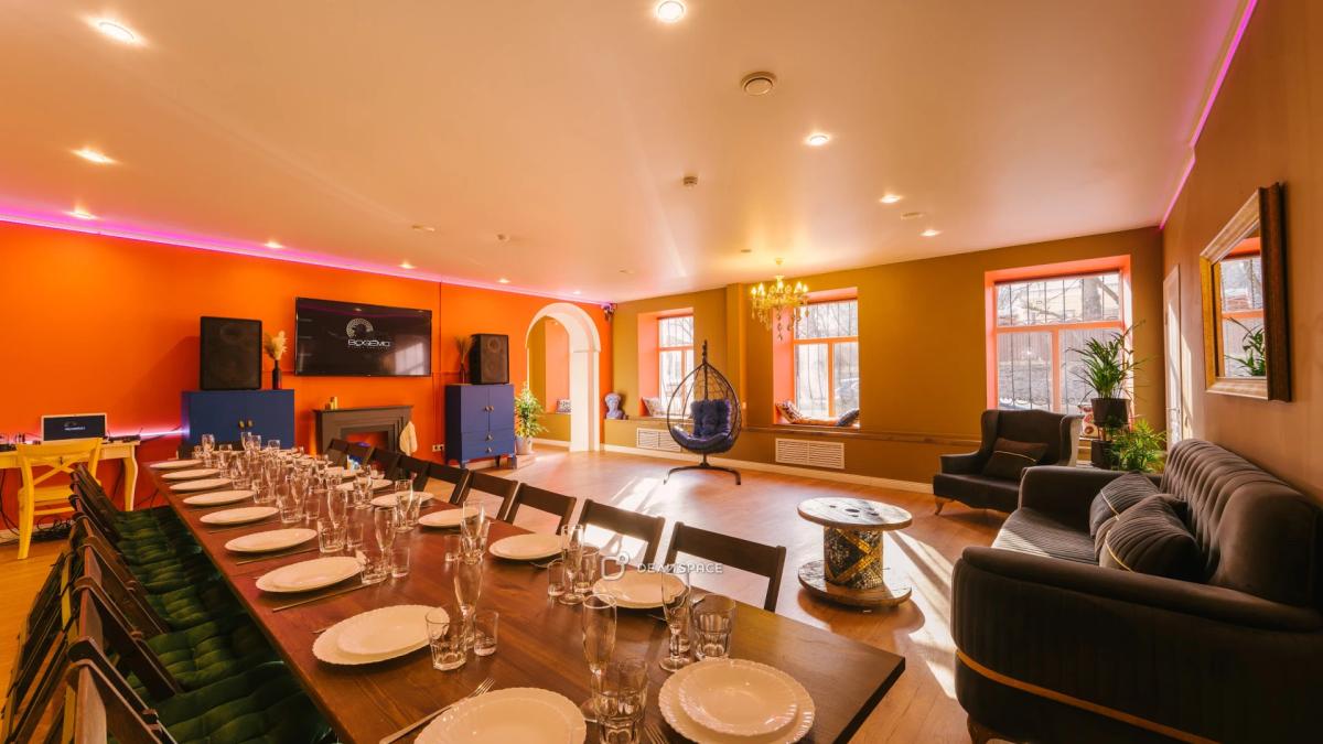 Красочный лофт ESTETIKA с караоке и неоновым освещением у метро Бауманская - Фото №1