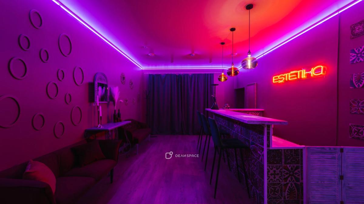 Красочный лофт ESTETIKA с караоке и неоновым освещением у метро Бауманская - Фото №2
