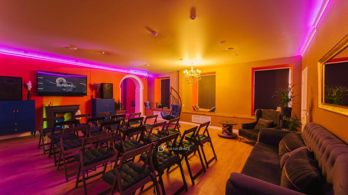 Красочный лофт ESTETIKA с караоке и неоновым освещением у метро Бауманская - Фото №7