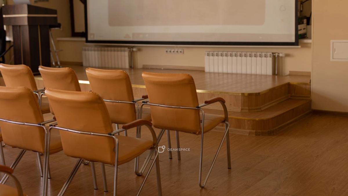 Просторный зал на 200 человек для конференций, лекций и презентаций в Академии Кантаты - Фото №3
