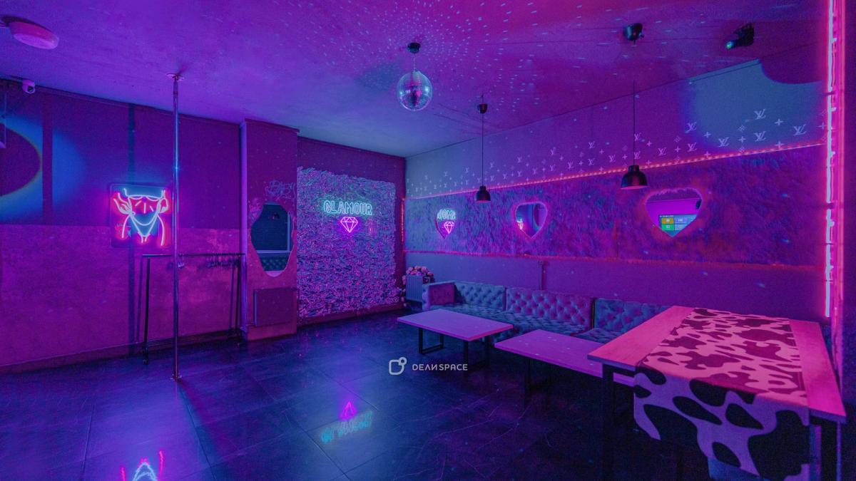 Неоновый лофт GLAMOUR с верандой и пилоном на Римской - Фото №1