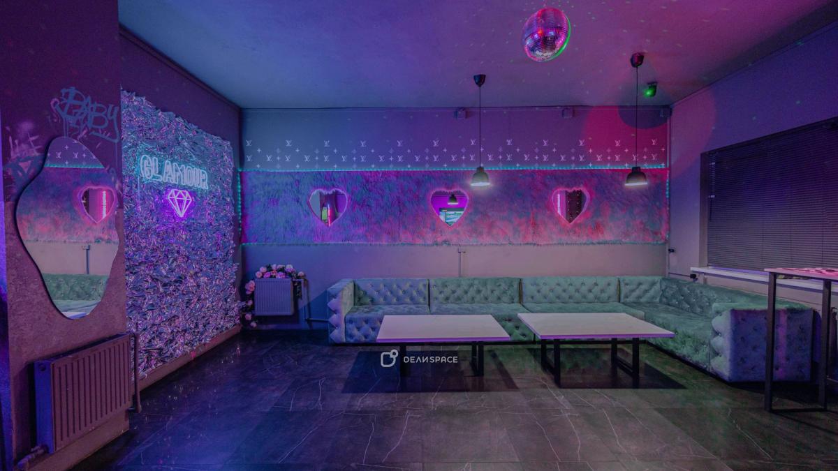 Неоновый лофт GLAMOUR с верандой и пилоном на Римской - Фото №2