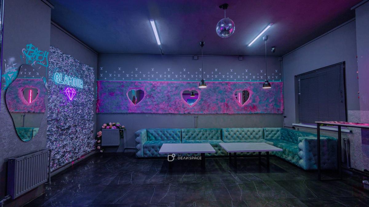 Неоновый лофт GLAMOUR с верандой и пилоном на Римской - Фото №7