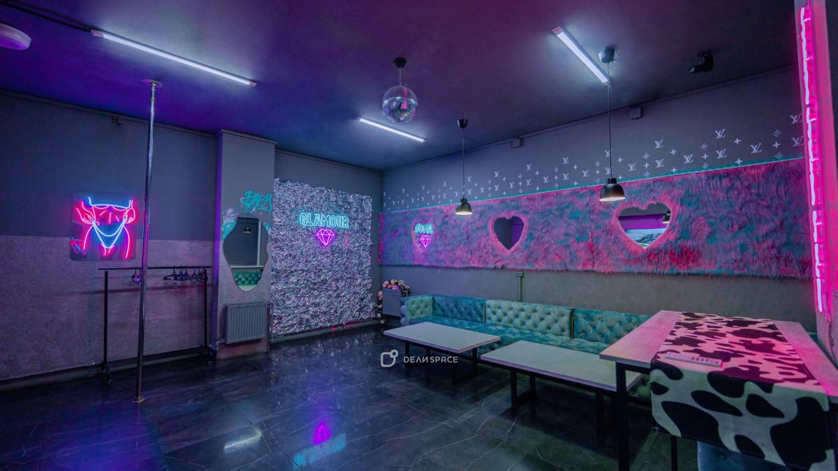 Неоновый лофт GLAMOUR с верандой и пилоном на Римской - Фото №8