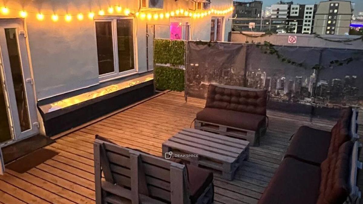 Неоновый лофт GLAMOUR с верандой и пилоном на Римской - Фото №9