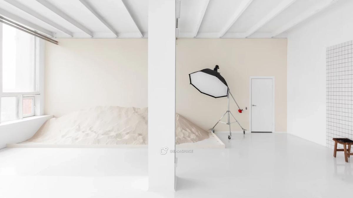 Фотозал Hot Yellow с циклорамой и зоной с песком на Электрозаводской - Фото №1