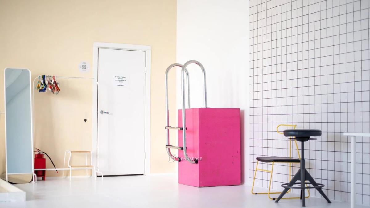 Фотозал Hot Yellow с циклорамой и зоной с песком на Электрозаводской - Фото №6