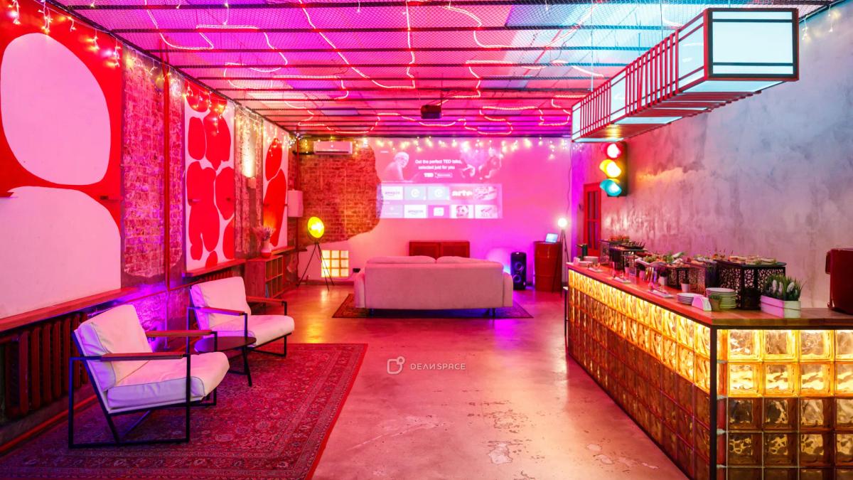 Неоновый лофт для мероприятий в центре Москвы - Фото №1