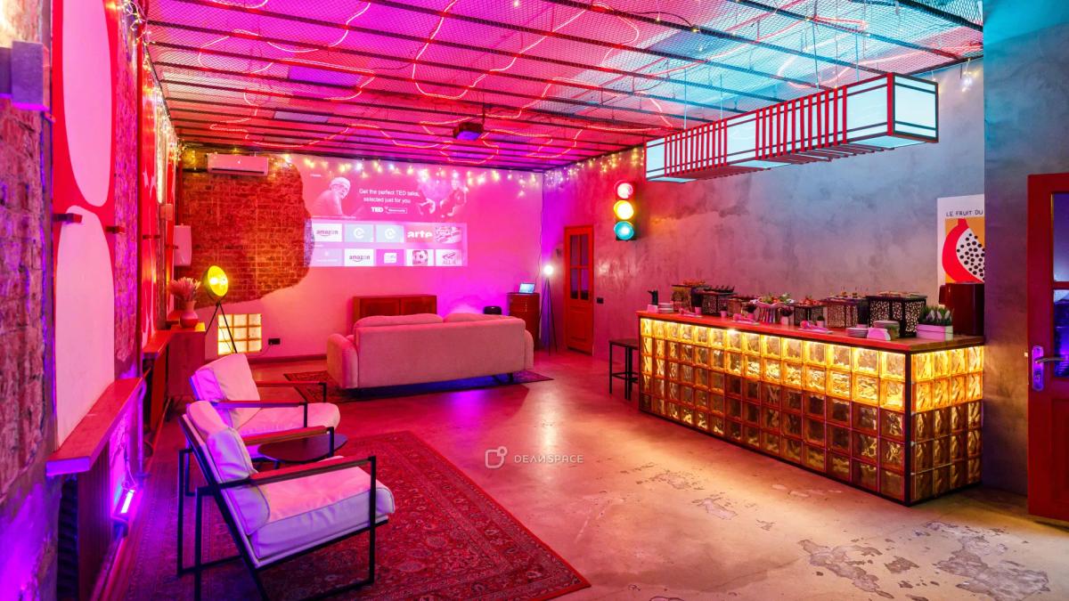 Неоновый лофт для мероприятий в центре Москвы - Фото №2