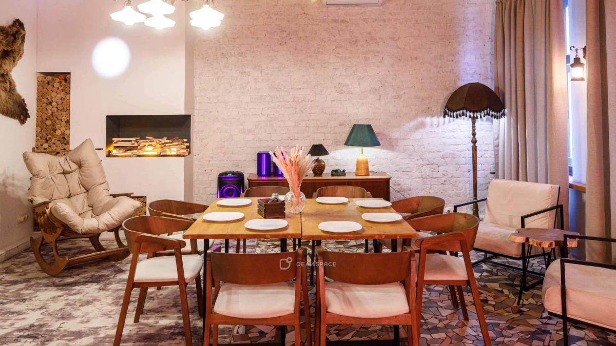 Деревянный лофт с камином и пианино в центре Москвы - Фото №1