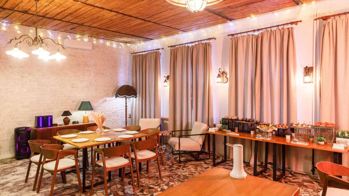 Деревянный лофт с камином и пианино в центре Москвы - Фото №2