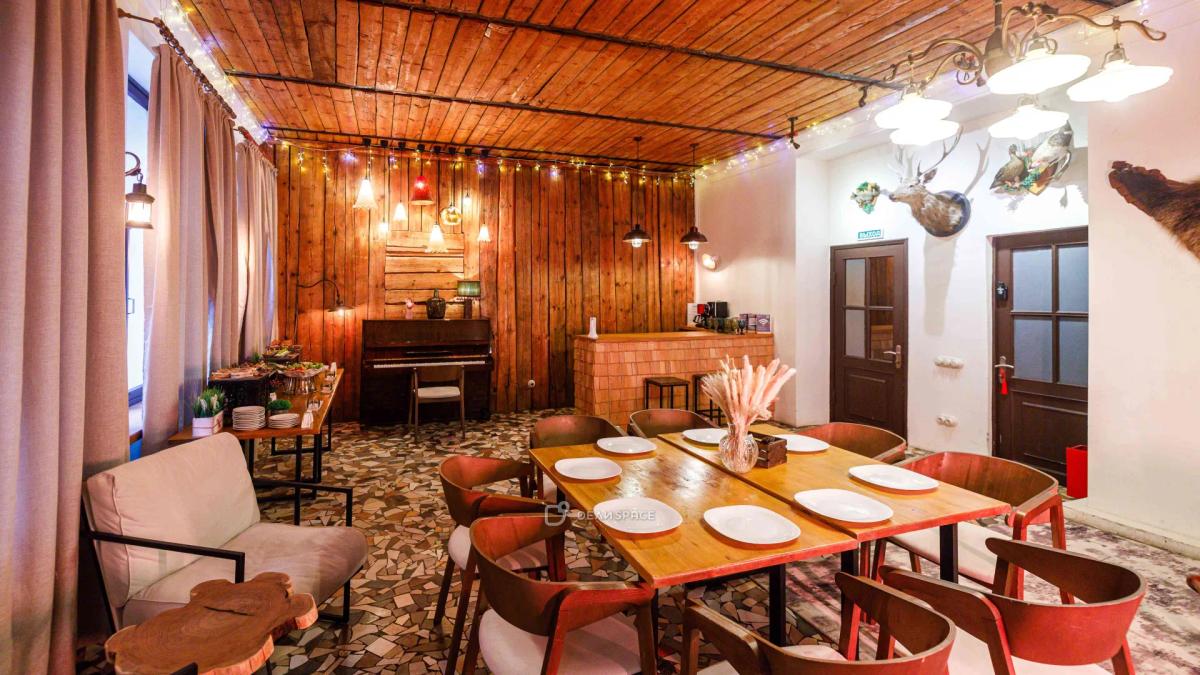 Деревянный лофт с камином и пианино в центре Москвы - Фото №3