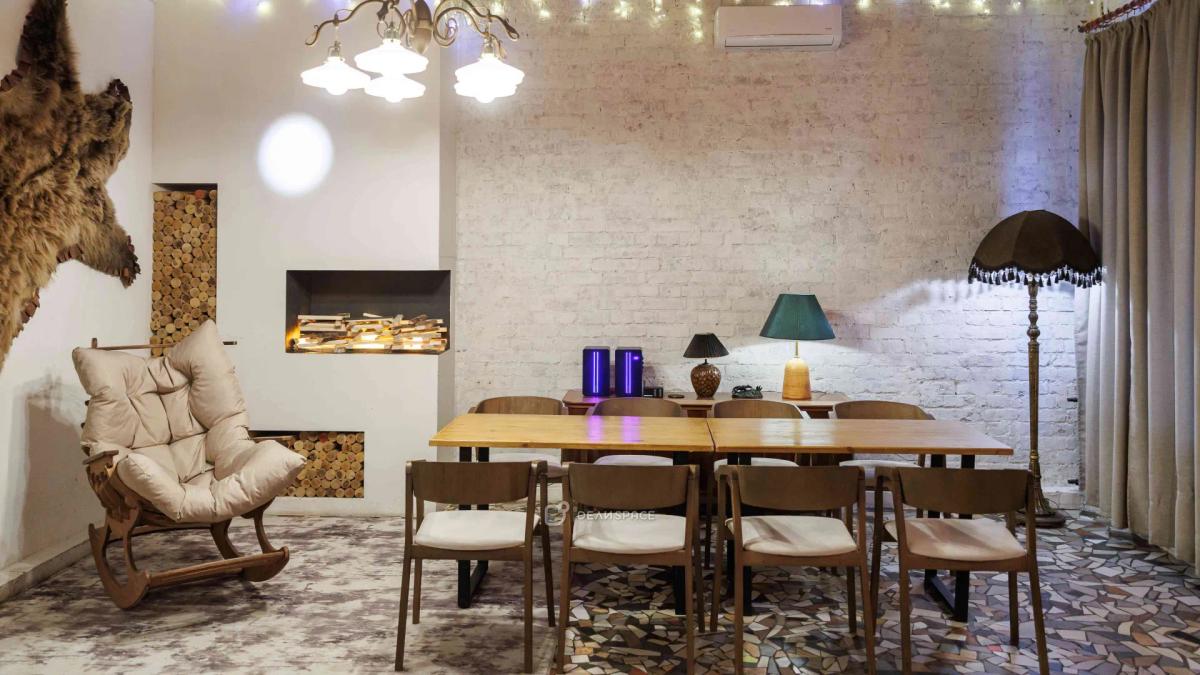 Деревянный лофт с камином и пианино в центре Москвы - Фото №4