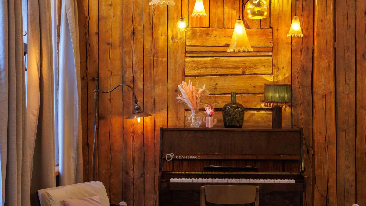 Деревянный лофт с камином и пианино в центре Москвы - Фото №5