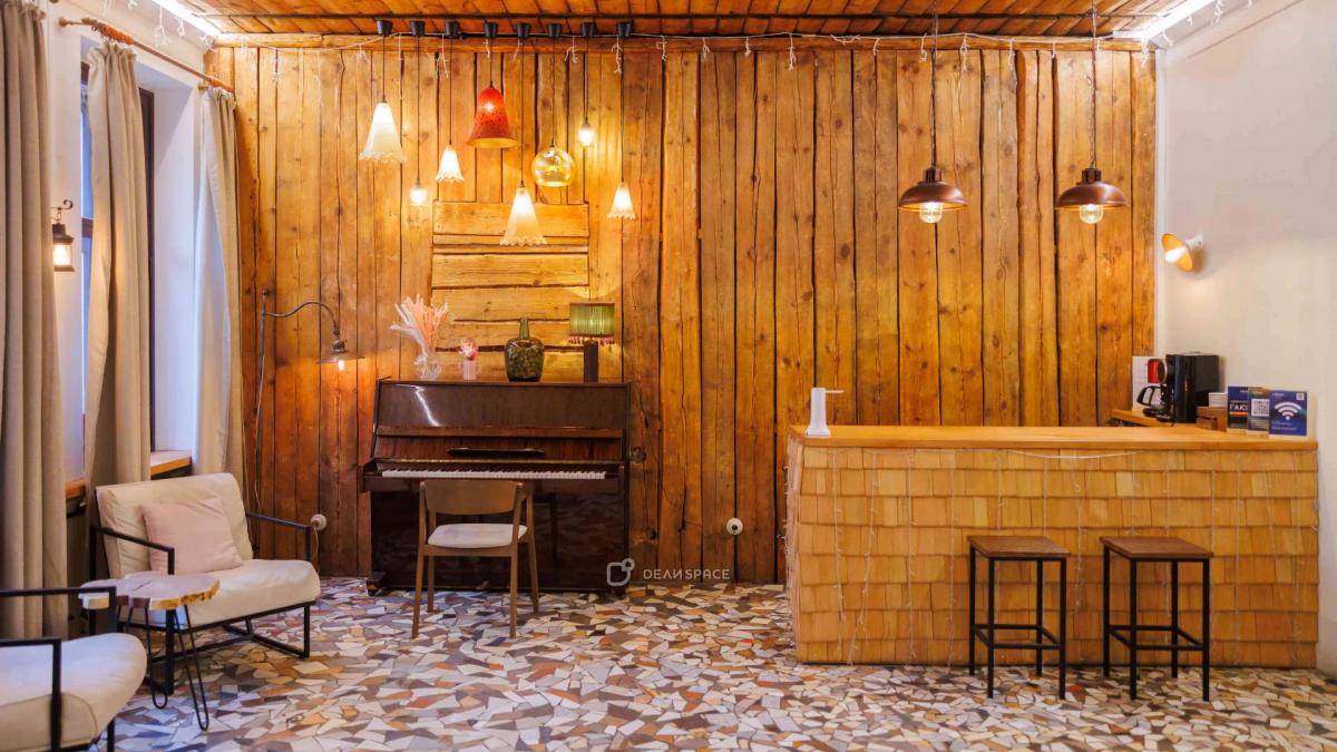 Деревянный лофт с камином и пианино в центре Москвы - Фото №7