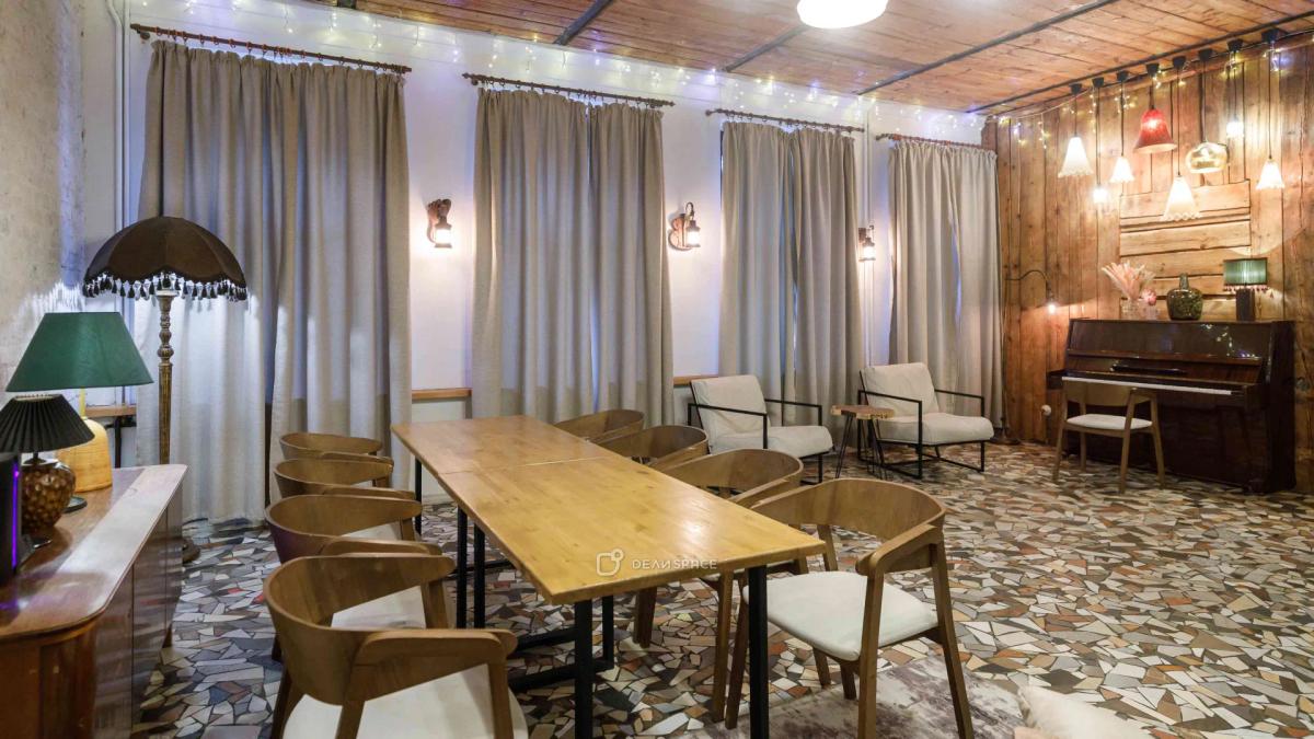 Деревянный лофт с камином и пианино в центре Москвы - Фото №9