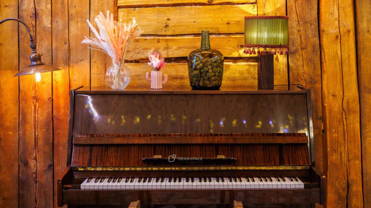 Деревянный лофт с камином и пианино в центре Москвы - Фото №10