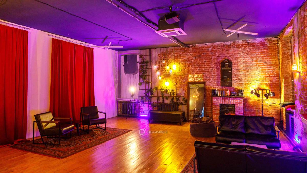 Кирпичный лофт с камином в центре Москвы - Фото №1