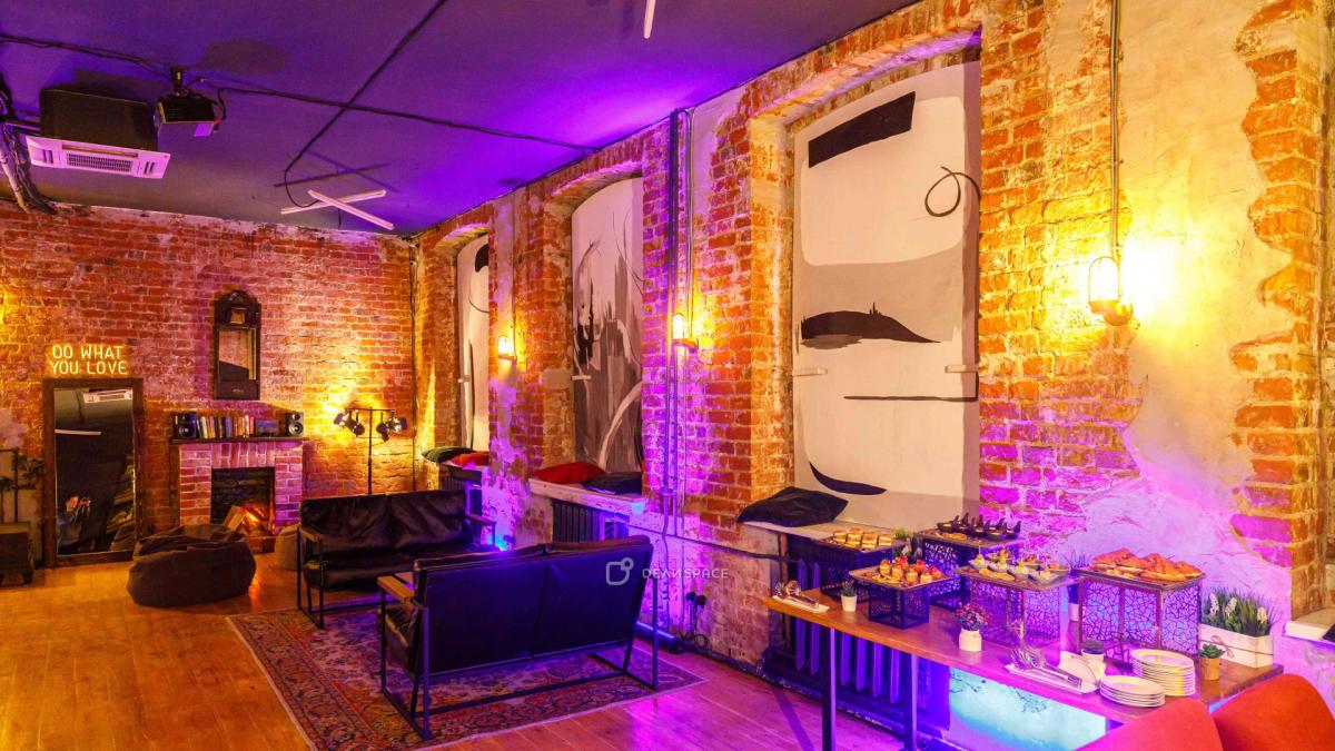 Кирпичный лофт с камином в центре Москвы - Фото №2