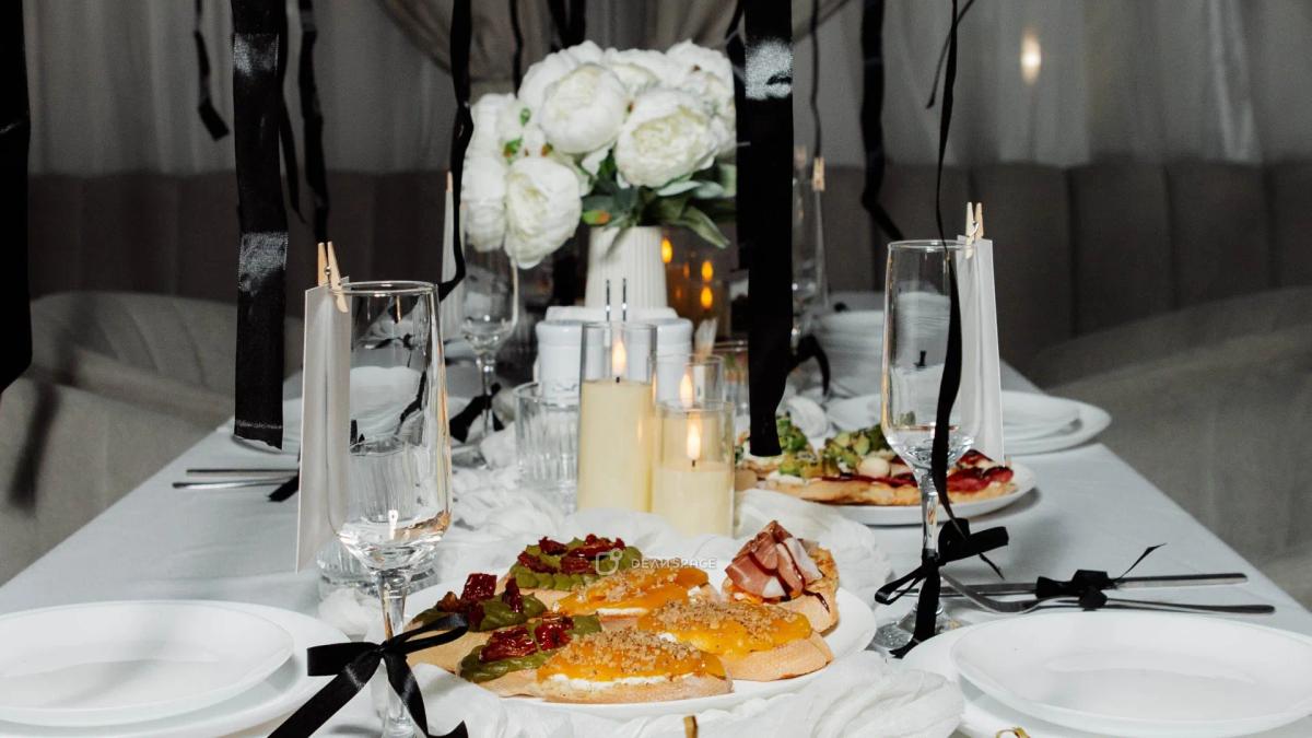 Classic - элегантный лофт в классическом стиле с акцентным освещением, диско‑шаром и караоке - Фото №4