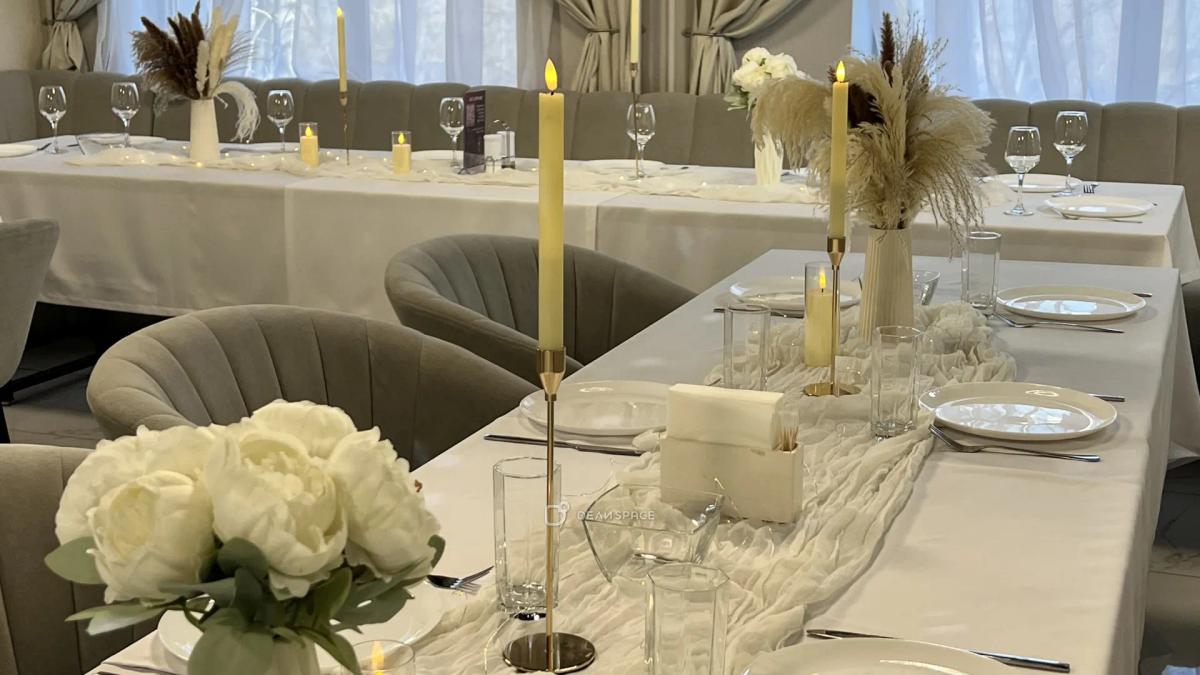 Classic - элегантный лофт в классическом стиле с акцентным освещением, диско‑шаром и караоке - Фото №2