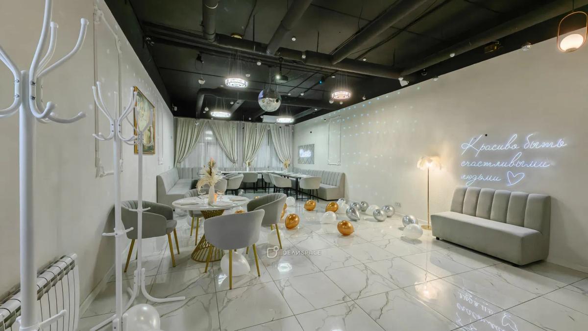 Classic - элегантный лофт в классическом стиле с акцентным освещением, диско‑шаром и караоке - Фото №3