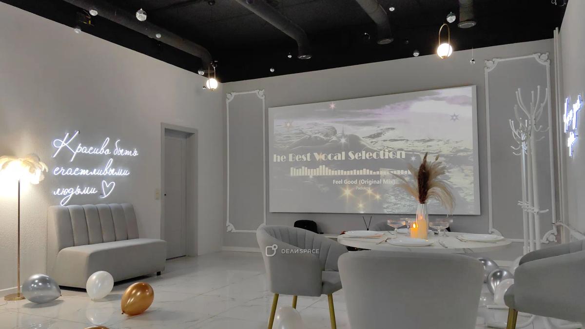 Classic - элегантный лофт в классическом стиле с акцентным освещением, диско‑шаром и караоке - Фото №7