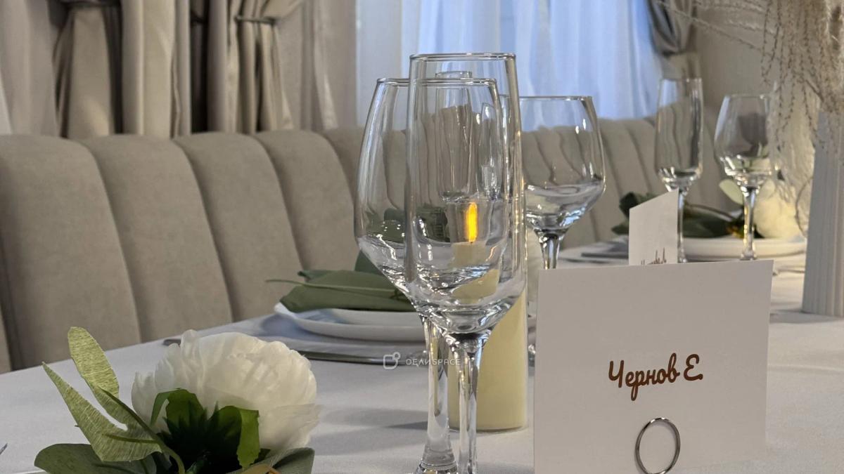 Classic - элегантный лофт в классическом стиле с акцентным освещением, диско‑шаром и караоке - Фото №5