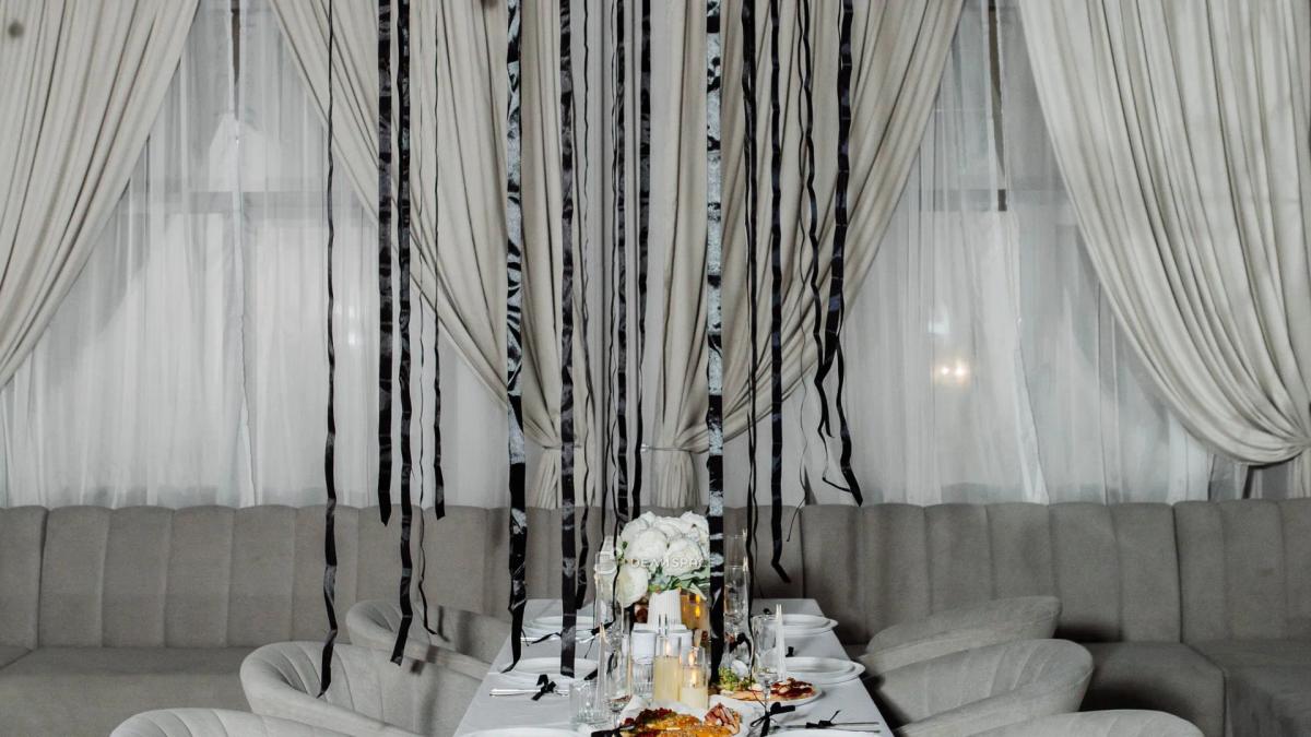 Classic - элегантный лофт в классическом стиле с акцентным освещением, диско‑шаром и караоке - Фото №11