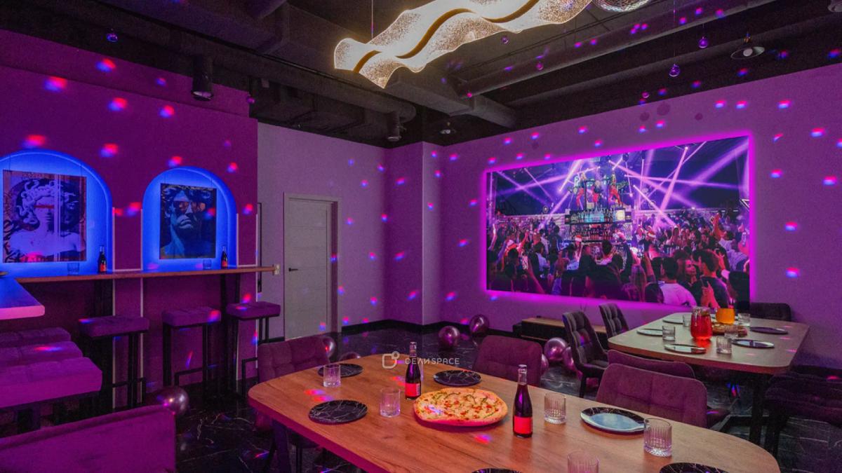 Dreams - клубный лофт с караоке с отличной акустикой для любимых хитов, фотозоной с неоновым оформлением и диско‑шаром - Фото №1
