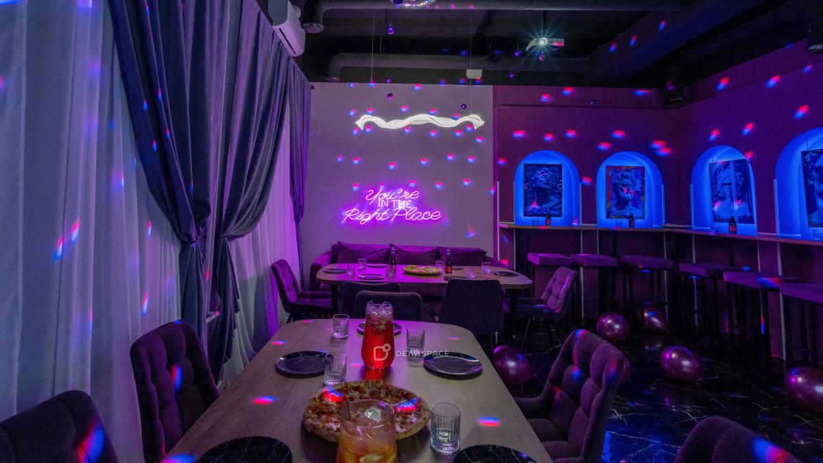 Dreams - клубный лофт с караоке с отличной акустикой для любимых хитов, фотозоной с неоновым оформлением и диско‑шаром - Фото №4