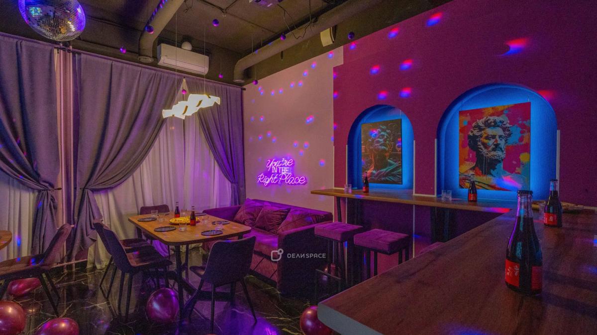 Dreams - клубный лофт с караоке с отличной акустикой для любимых хитов, фотозоной с неоновым оформлением и диско‑шаром - Фото №6