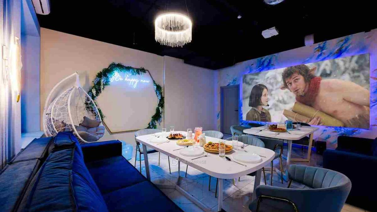 Happy - светлый лофт с уютной фотозоной, мягкими креслами, стильным неоном и караоке - Фото №1