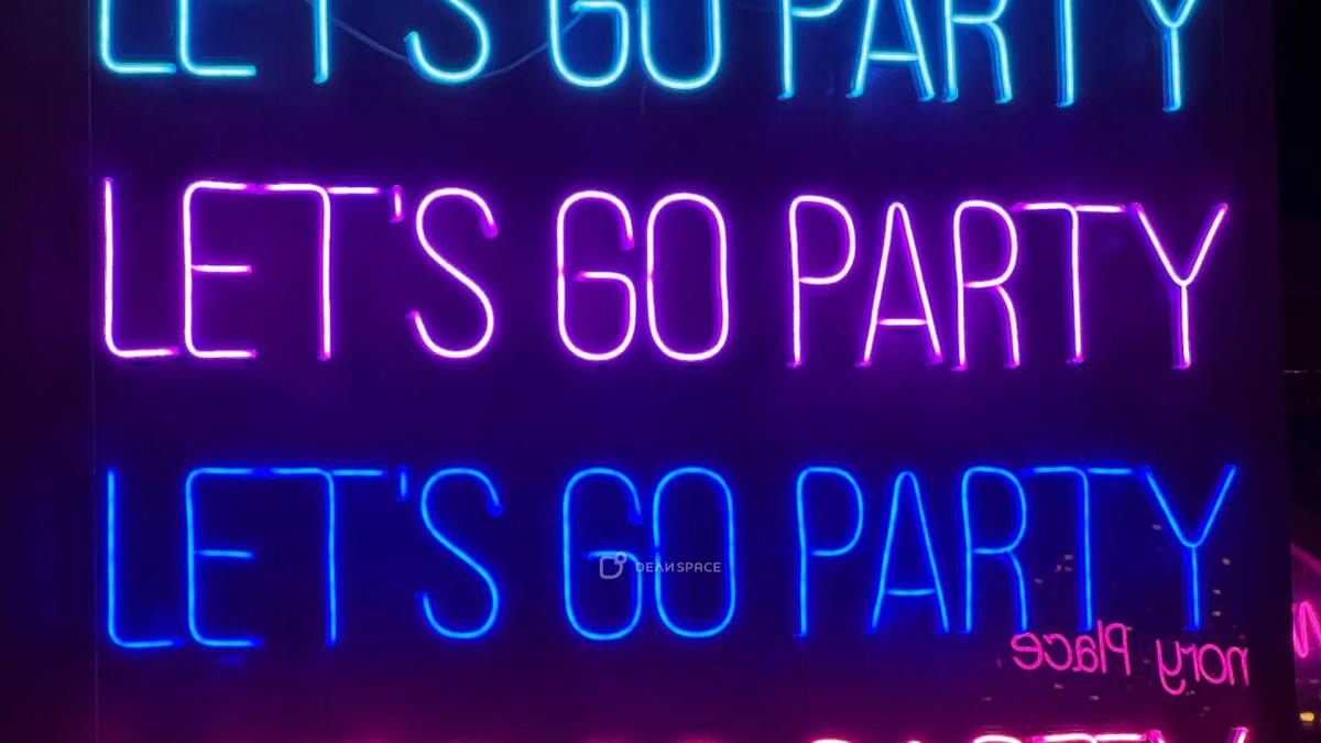 Memory - танцевальный лофт с караоке, большим экраном, фотозоной с неоном и сценой - Фото №2