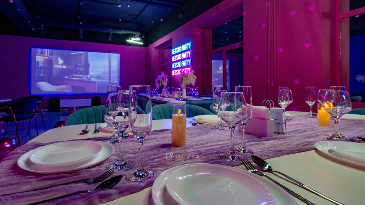 Банкетный зал Memory с караоке, большим экраном, фотозоной с неоном и сценой на Нижегородской - Фото №5