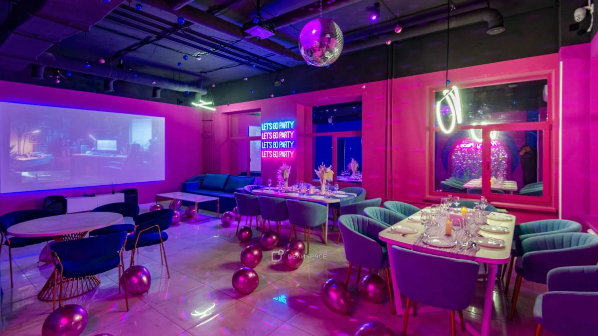 Банкетный зал Memory с караоке, большим экраном, фотозоной с неоном и сценой на Нижегородской - Фото №2