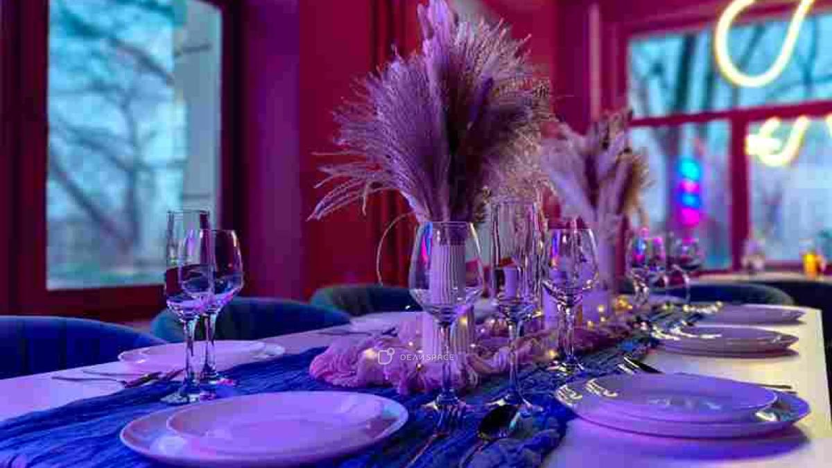 Банкетный зал Memory с караоке, большим экраном, фотозоной с неоном и сценой на Нижегородской - Фото №9