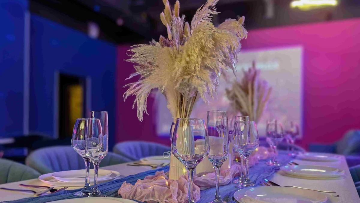 Банкетный зал Memory с караоке, большим экраном, фотозоной с неоном и сценой на Нижегородской - Фото №7