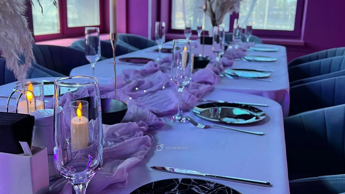 Банкетный зал Memory с караоке, большим экраном, фотозоной с неоном и сценой на Нижегородской - Фото №3