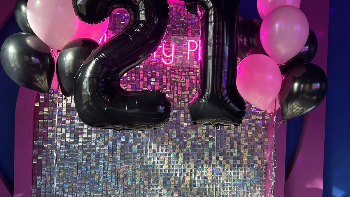 Банкетный зал Memory с караоке, большим экраном, фотозоной с неоном и сценой на Нижегородской - Фото №10