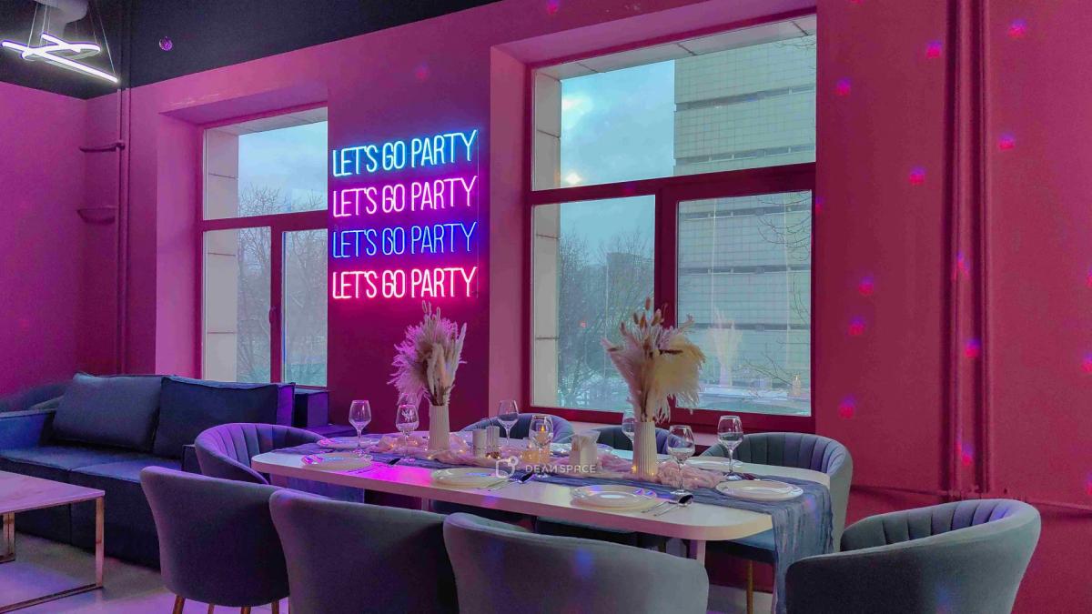 Банкетный зал Memory с караоке, большим экраном, фотозоной с неоном и сценой на Нижегородской - Фото №4