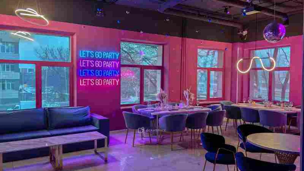 Банкетный зал Memory с караоке, большим экраном, фотозоной с неоном и сценой на Нижегородской - Фото №6