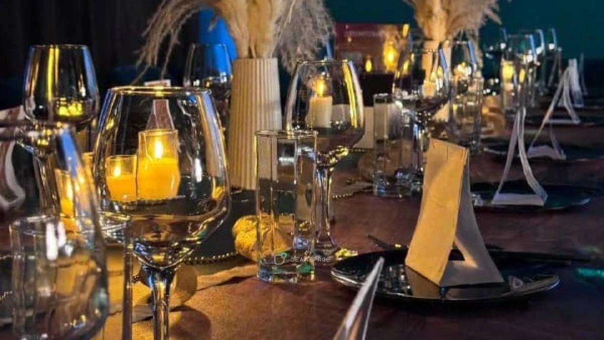 Зал для банкета Gatsby в черно-золотых цветах с караоке, светомузыкой и фотозоной на Нижегородской - Фото №3