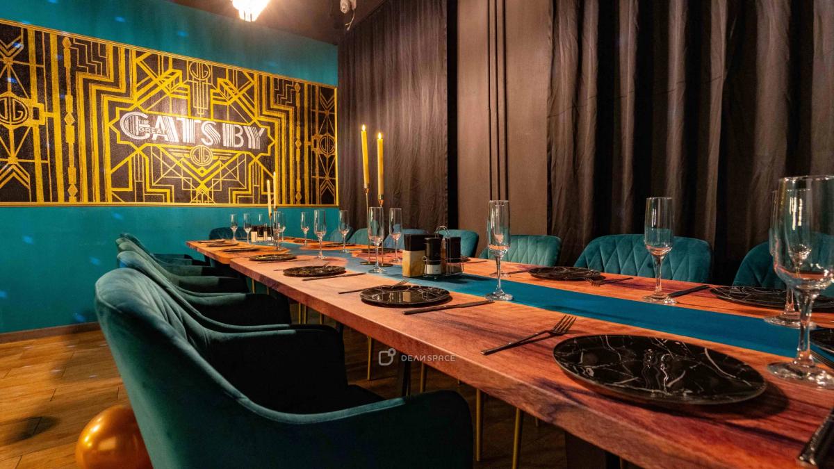 Зал для банкета Gatsby в черно-золотых цветах с караоке, светомузыкой и фотозоной на Нижегородской - Фото №2