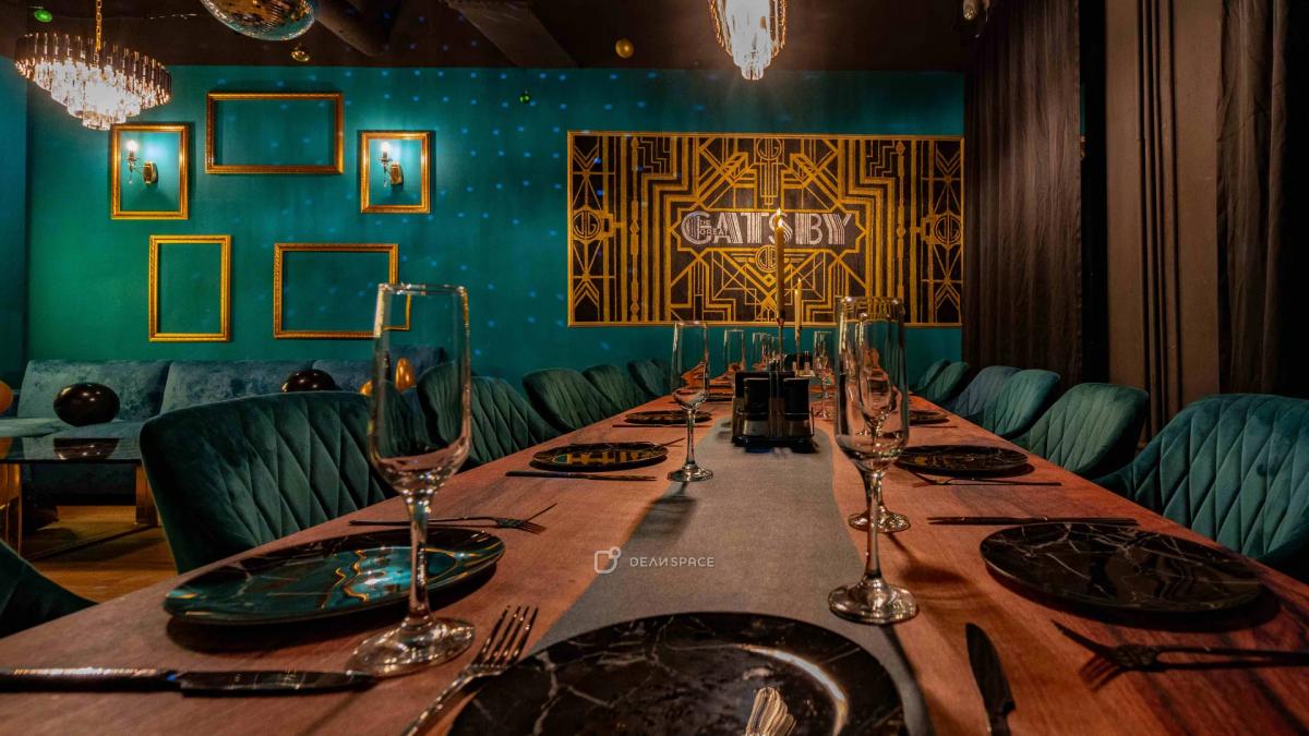 Зал для банкета Gatsby в черно-золотых цветах с караоке, светомузыкой и фотозоной на Нижегородской - Фото №6