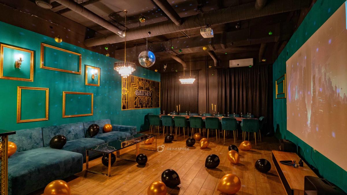 Зал для банкета Gatsby в черно-золотых цветах с караоке, светомузыкой и фотозоной на Нижегородской - Фото №7