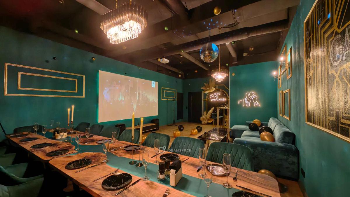 Зал для банкета Gatsby в черно-золотых цветах с караоке, светомузыкой и фотозоной на Нижегородской - Фото №4